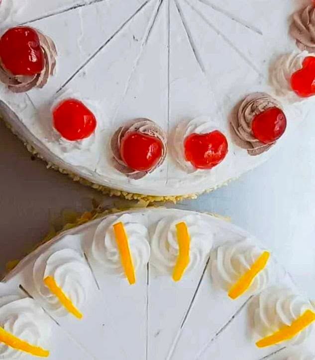 A 13.A cukrász szaktechnikus tanulóink finomságokat varázsoltak a gyakorlati foglalkozáson!