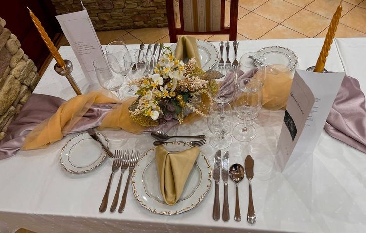 12.C osztály vendégtéri szaktechnikusai Advent alkalomra díszterítést készítettek