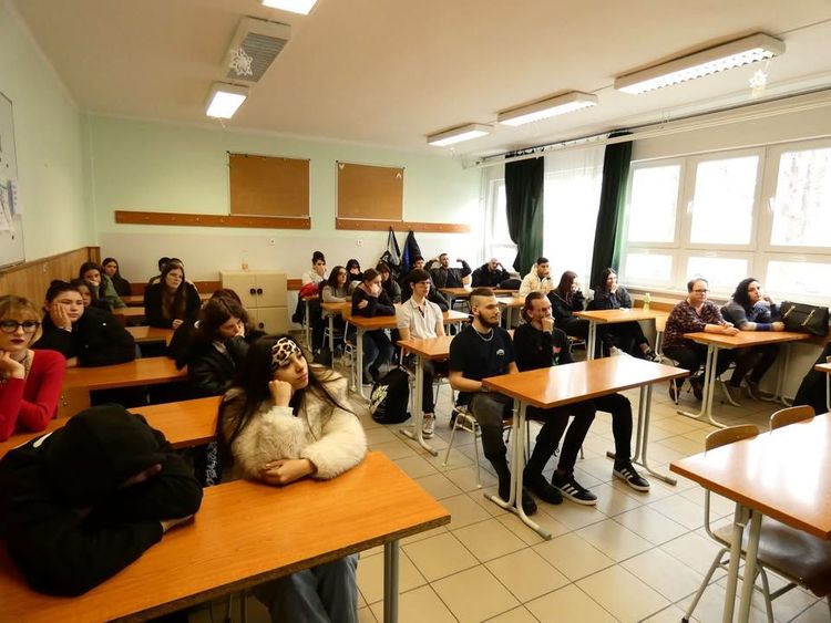 A Nemzeti Adó- és Vámhivatal munkatársai a PÉNZ7 keretében február 23-án hasznos és gyakorlatias előadást tartottak diákjainknak az adózásról, az Ügy...