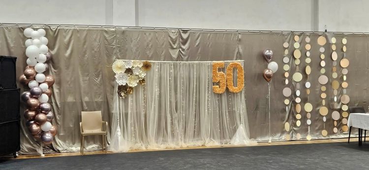 Az iskola jubileumi bálon ünnepelte fennállásának 50. évfordulóját látványos műsorral és közös ünnepléssel.