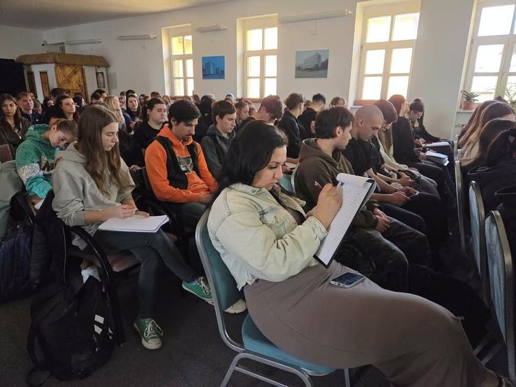 A 12A és 12C osztály inspiráló találkozón beszélgetett Varró Dániellel.